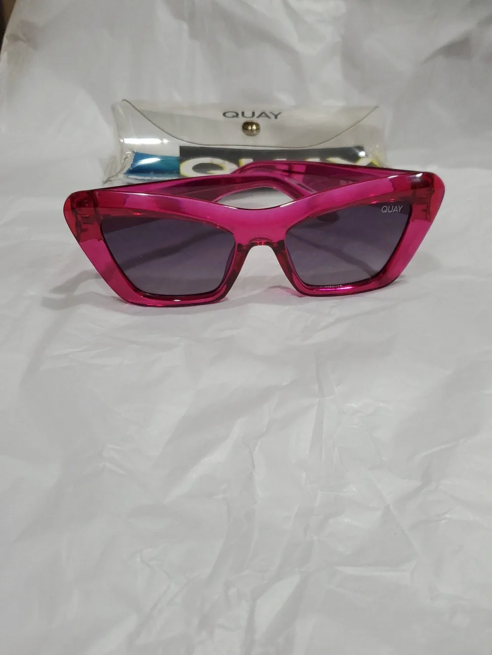 Quay Australia‎ On the Radio dark pink cat eye Sunglasses brand new with case